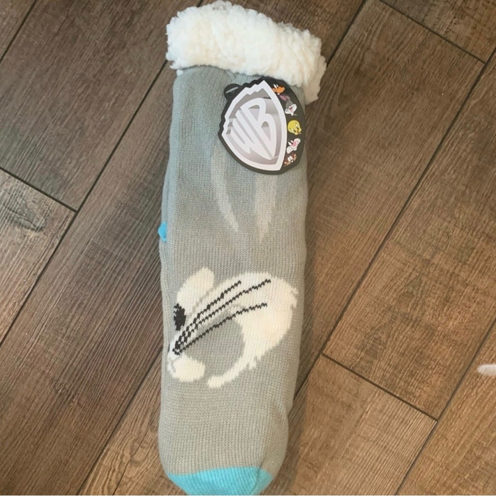 NWT Warner Bros Looney Tunes Bugs Bunny Non Slip Grip Sherpa Cartoon Socks.